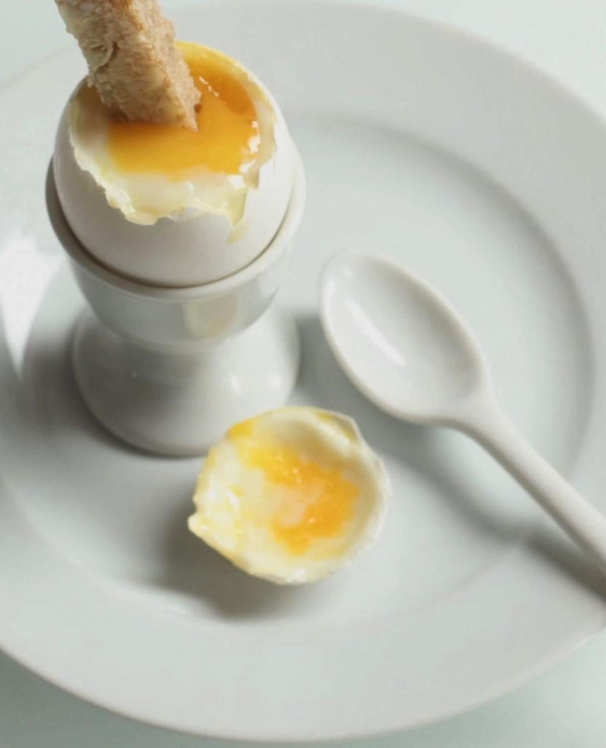 Яйцо во смятку варить. Яйца с желтком всмятку. Яйцо вареное всмятку. Яйцо вареное вкрутую. Яйцо в мешочек.